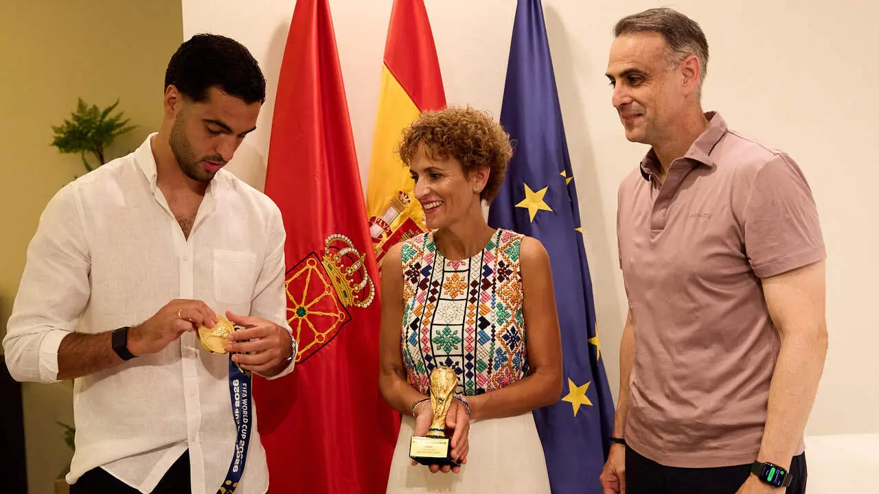 El jugador navarro campe&oacute;n del Mundial de F&uacute;tbol, Mikel Merino, y el psic&oacute;logo deportivo de la selecci&oacute;n espa&ntilde;ola, Javier L&oacute;pez Vallejo, han sido recibidos en el Palacio de Navarra por la Presidenta foral, Mar&iacute;a Chivite, tras lo cual han salido al balc&oacute;n a saludar a la afici&oacute;n navarra. I&Ntilde;IGO ALZUGARAY