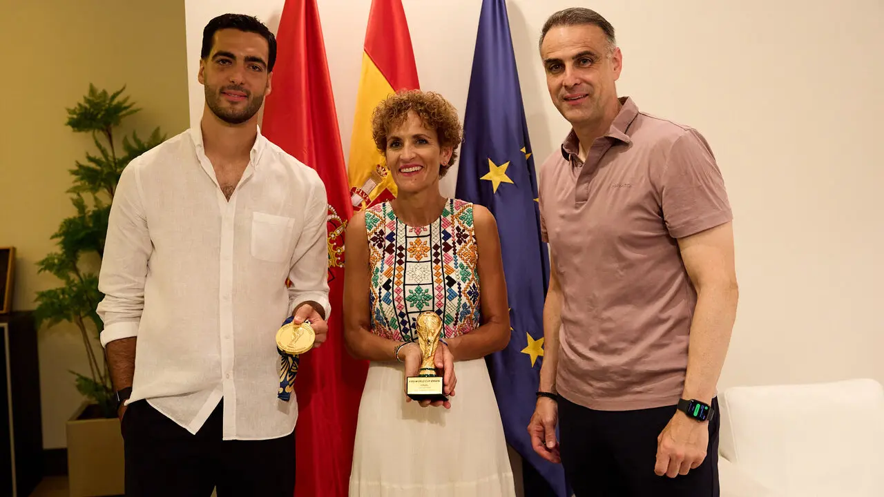 El jugador navarro campe&oacute;n del Mundial de F&uacute;tbol, Mikel Merino, y el psic&oacute;logo deportivo de la selecci&oacute;n espa&ntilde;ola, Javier L&oacute;pez Vallejo, han sido recibidos en el Palacio de Navarra por la Presidenta foral, Mar&iacute;a Chivite, tras lo cual han salido al balc&oacute;n a saludar a la afici&oacute;n navarra. I&Ntilde;IGO ALZUGARAY