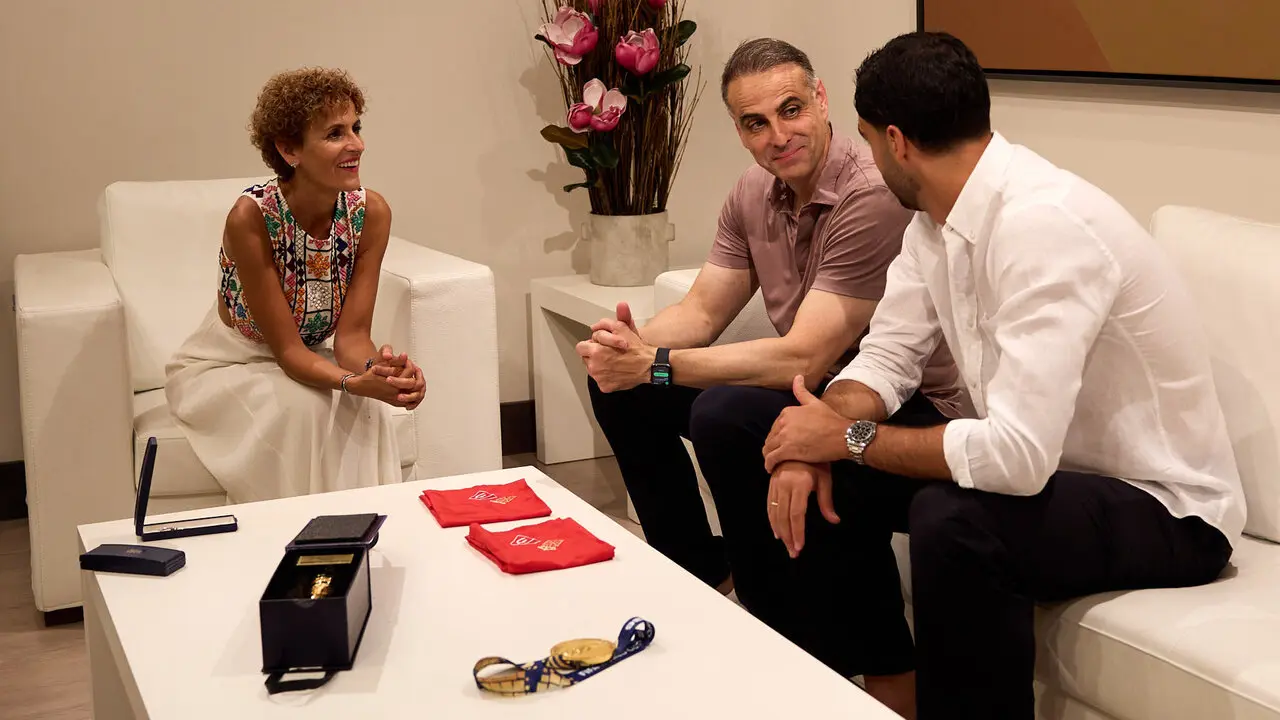 El jugador navarro campe&oacute;n del Mundial de F&uacute;tbol, Mikel Merino, y el psic&oacute;logo deportivo de la selecci&oacute;n espa&ntilde;ola, Javier L&oacute;pez Vallejo, han sido recibidos en el Palacio de Navarra por la Presidenta foral, Mar&iacute;a Chivite, tras lo cual han salido al balc&oacute;n a saludar a la afici&oacute;n navarra. I&Ntilde;IGO ALZUGARAY