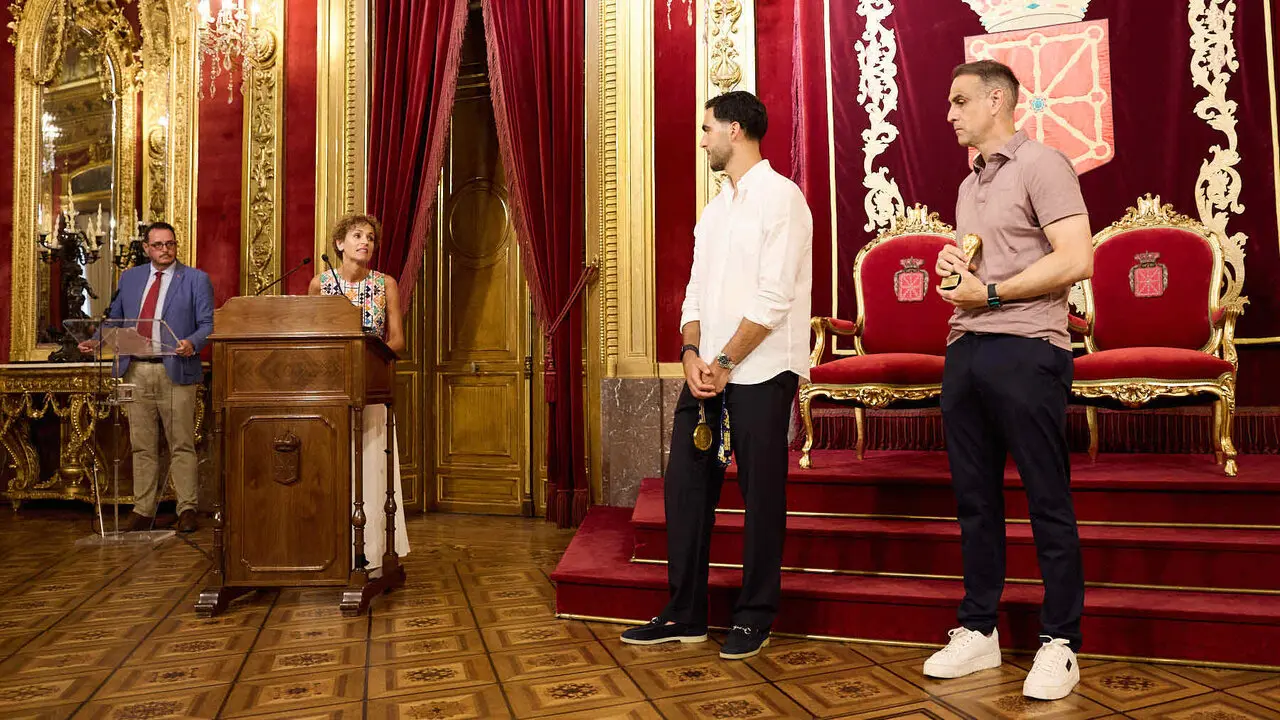 El jugador navarro campe&oacute;n del Mundial de F&uacute;tbol, Mikel Merino, y el psic&oacute;logo deportivo de la selecci&oacute;n espa&ntilde;ola, Javier L&oacute;pez Vallejo, han sido recibidos en el Palacio de Navarra por la Presidenta foral, Mar&iacute;a Chivite, tras lo cual han salido al balc&oacute;n a saludar a la afici&oacute;n navarra. I&Ntilde;IGO ALZUGARAY