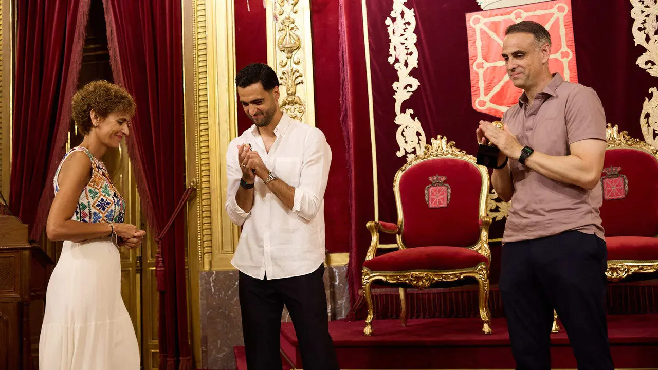 El jugador navarro campe&oacute;n del Mundial de F&uacute;tbol, Mikel Merino, y el psic&oacute;logo deportivo de la selecci&oacute;n espa&ntilde;ola, Javier L&oacute;pez Vallejo, han sido recibidos en el Palacio de Navarra por la Presidenta foral, Mar&iacute;a Chivite, tras lo cual han salido al balc&oacute;n a saludar a la afici&oacute;n navarra. I&Ntilde;IGO ALZUGARAY