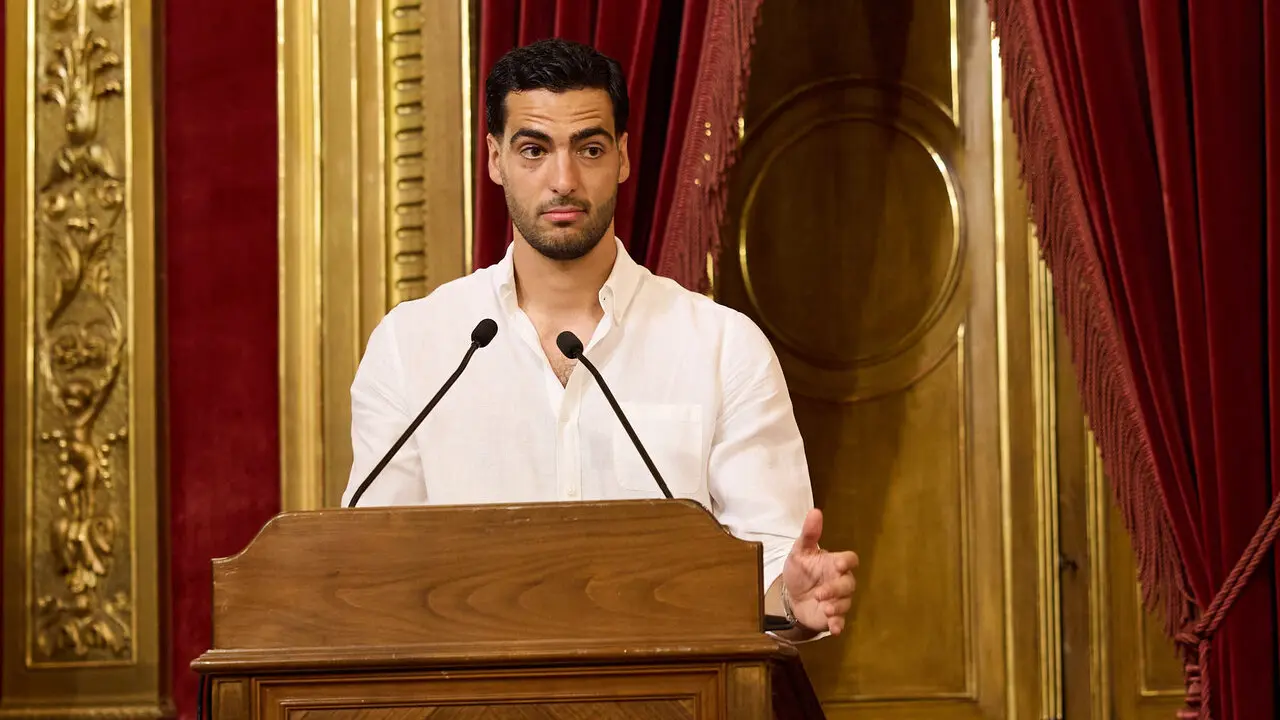 El jugador navarro campe&oacute;n del Mundial de F&uacute;tbol, Mikel Merino, y el psic&oacute;logo deportivo de la selecci&oacute;n espa&ntilde;ola, Javier L&oacute;pez Vallejo, han sido recibidos en el Palacio de Navarra por la Presidenta foral, Mar&iacute;a Chivite, tras lo cual han salido al balc&oacute;n a saludar a la afici&oacute;n navarra. I&Ntilde;IGO ALZUGARAY