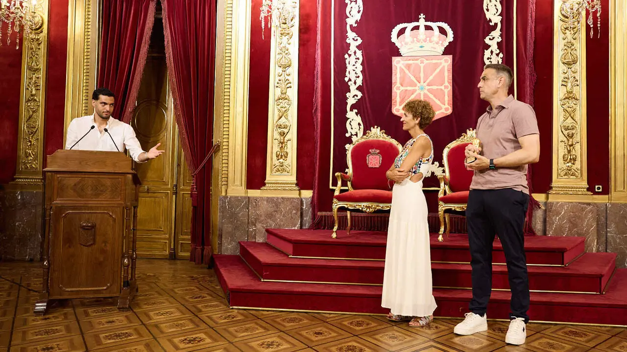 El jugador navarro campe&oacute;n del Mundial de F&uacute;tbol, Mikel Merino, y el psic&oacute;logo deportivo de la selecci&oacute;n espa&ntilde;ola, Javier L&oacute;pez Vallejo, han sido recibidos en el Palacio de Navarra por la Presidenta foral, Mar&iacute;a Chivite, tras lo cual han salido al balc&oacute;n a saludar a la afici&oacute;n navarra. I&Ntilde;IGO ALZUGARAY