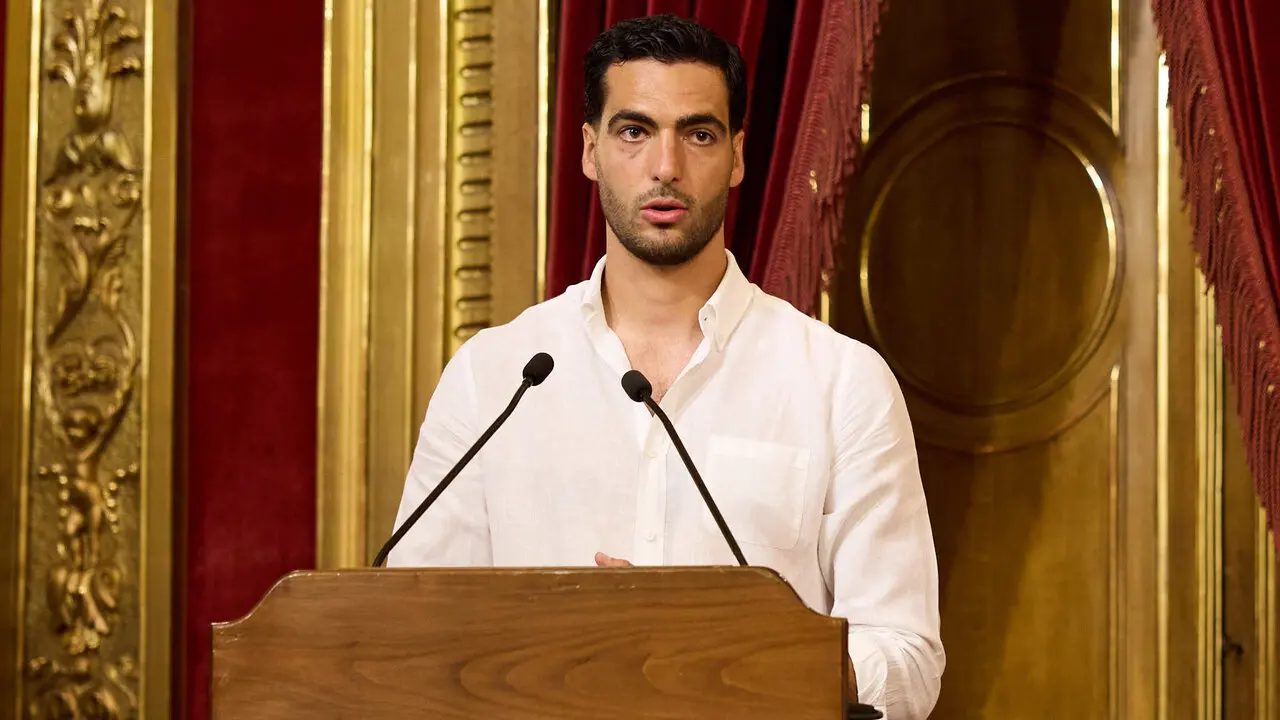 El jugador navarro campe&oacute;n del Mundial de F&uacute;tbol, Mikel Merino, y el psic&oacute;logo deportivo de la selecci&oacute;n espa&ntilde;ola, Javier L&oacute;pez Vallejo, han sido recibidos en el Palacio de Navarra por la Presidenta foral, Mar&iacute;a Chivite, tras lo cual han salido al balc&oacute;n a saludar a la afici&oacute;n navarra. I&Ntilde;IGO ALZUGARAY