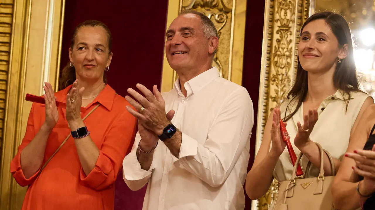 El jugador navarro campe&oacute;n del Mundial de F&uacute;tbol, Mikel Merino, y el psic&oacute;logo deportivo de la selecci&oacute;n espa&ntilde;ola, Javier L&oacute;pez Vallejo, han sido recibidos en el Palacio de Navarra por la Presidenta foral, Mar&iacute;a Chivite, tras lo cual han salido al balc&oacute;n a saludar a la afici&oacute;n navarra. I&Ntilde;IGO ALZUGARAY