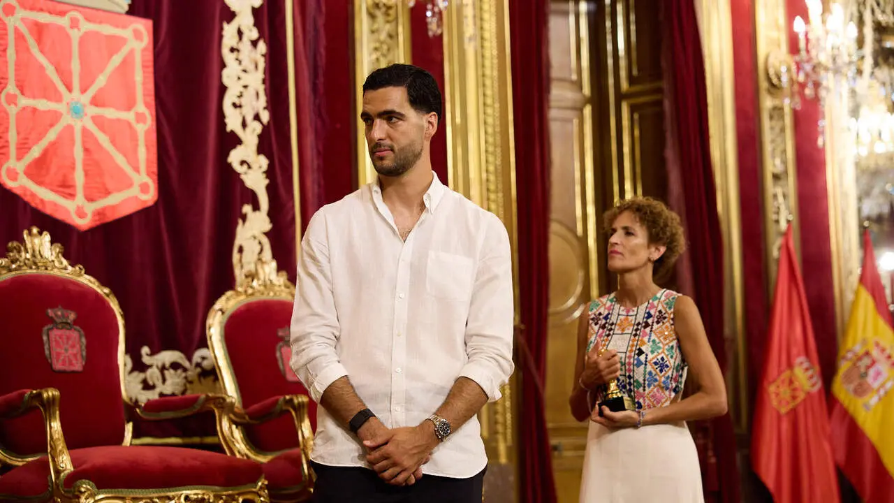 El jugador navarro campe&oacute;n del Mundial de F&uacute;tbol, Mikel Merino, y el psic&oacute;logo deportivo de la selecci&oacute;n espa&ntilde;ola, Javier L&oacute;pez Vallejo, han sido recibidos en el Palacio de Navarra por la Presidenta foral, Mar&iacute;a Chivite, tras lo cual han salido al balc&oacute;n a saludar a la afici&oacute;n navarra. I&Ntilde;IGO ALZUGARAY