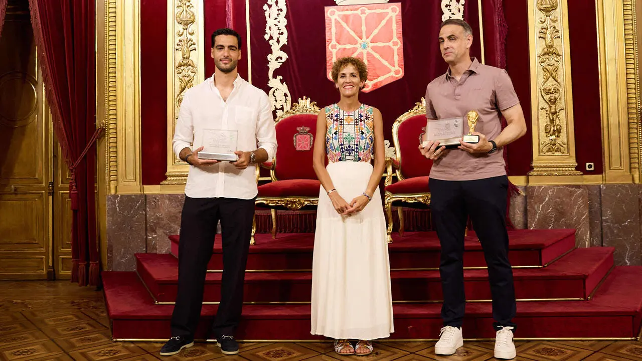 El jugador navarro campe&oacute;n del Mundial de F&uacute;tbol, Mikel Merino, y el psic&oacute;logo deportivo de la selecci&oacute;n espa&ntilde;ola, Javier L&oacute;pez Vallejo, han sido recibidos en el Palacio de Navarra por la Presidenta foral, Mar&iacute;a Chivite, tras lo cual han salido al balc&oacute;n a saludar a la afici&oacute;n navarra. I&Ntilde;IGO ALZUGARAY