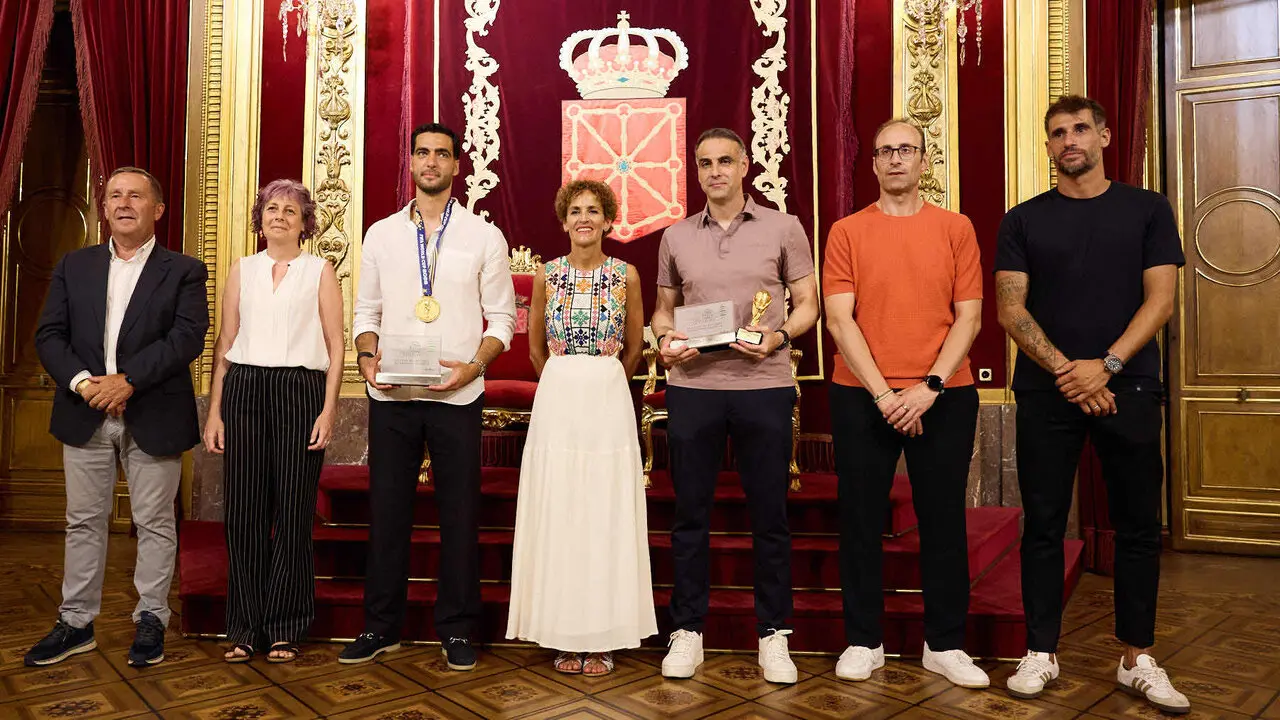 El jugador navarro campe&oacute;n del Mundial de F&uacute;tbol, Mikel Merino, y el psic&oacute;logo deportivo de la selecci&oacute;n espa&ntilde;ola, Javier L&oacute;pez Vallejo, han sido recibidos en el Palacio de Navarra por la Presidenta foral, Mar&iacute;a Chivite, tras lo cual han salido al balc&oacute;n a saludar a la afici&oacute;n navarra. I&Ntilde;IGO ALZUGARAY