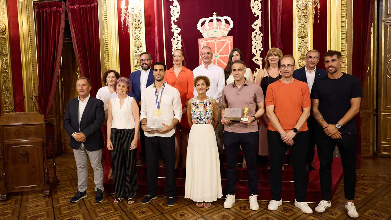 El jugador navarro campe&oacute;n del Mundial de F&uacute;tbol, Mikel Merino, y el psic&oacute;logo deportivo de la selecci&oacute;n espa&ntilde;ola, Javier L&oacute;pez Vallejo, han sido recibidos en el Palacio de Navarra por la Presidenta foral, Mar&iacute;a Chivite, tras lo cual han salido al balc&oacute;n a saludar a la afici&oacute;n navarra. I&Ntilde;IGO ALZUGARAY