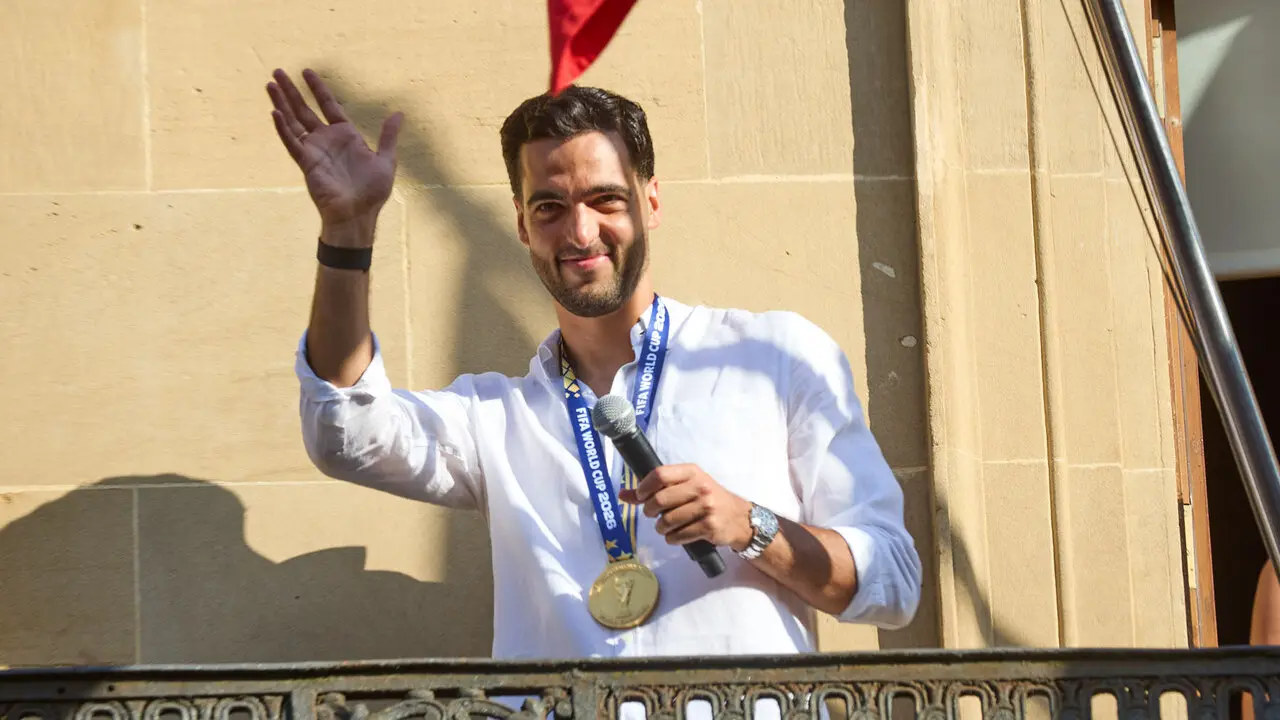 El jugador navarro campe&oacute;n del Mundial de F&uacute;tbol, Mikel Merino, y el psic&oacute;logo deportivo de la selecci&oacute;n espa&ntilde;ola, Javier L&oacute;pez Vallejo, han sido recibidos en el Palacio de Navarra por la Presidenta foral, Mar&iacute;a Chivite, tras lo cual han salido al balc&oacute;n a saludar a la afici&oacute;n navarra. I&Ntilde;IGO ALZUGARAY
