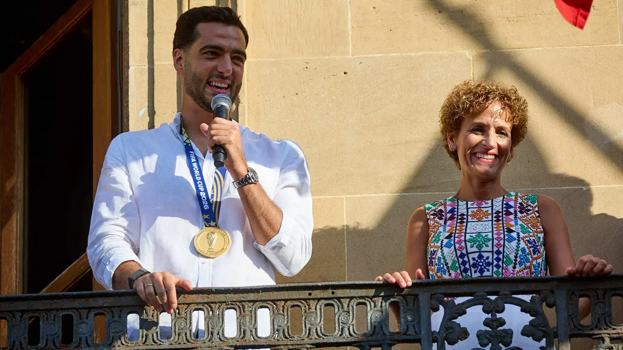 El jugador navarro campe&oacute;n del Mundial de F&uacute;tbol, Mikel Merino, y el psic&oacute;logo deportivo de la selecci&oacute;n espa&ntilde;ola, Javier L&oacute;pez Vallejo, han sido recibidos en el Palacio de Navarra por la Presidenta foral, Mar&iacute;a Chivite, tras lo cual han salido al balc&oacute;n a saludar a la afici&oacute;n navarra. I&Ntilde;IGO ALZUGARAY