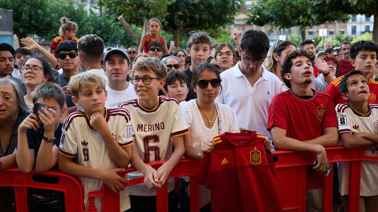 El jugador navarro campe&oacute;n del Mundial de F&uacute;tbol, Mikel Merino, y el psic&oacute;logo deportivo de la selecci&oacute;n espa&ntilde;ola, Javier L&oacute;pez Vallejo, han sido recibidos en el Palacio de Navarra por la Presidenta foral, Mar&iacute;a Chivite, tras lo cual han salido al balc&oacute;n a saludar a la afici&oacute;n navarra. I&Ntilde;IGO ALZUGARAY