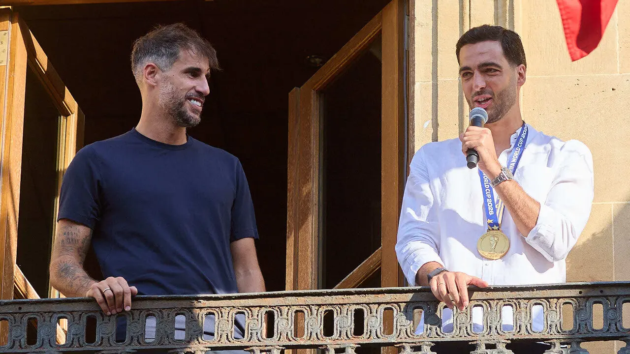 El jugador navarro campe&oacute;n del Mundial de F&uacute;tbol, Mikel Merino, y el psic&oacute;logo deportivo de la selecci&oacute;n espa&ntilde;ola, Javier L&oacute;pez Vallejo, han sido recibidos en el Palacio de Navarra por la Presidenta foral, Mar&iacute;a Chivite, tras lo cual han salido al balc&oacute;n a saludar a la afici&oacute;n navarra. I&Ntilde;IGO ALZUGARAY