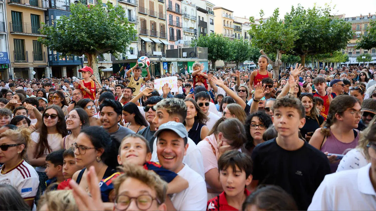 El jugador navarro campe&oacute;n del Mundial de F&uacute;tbol, Mikel Merino, y el psic&oacute;logo deportivo de la selecci&oacute;n espa&ntilde;ola, Javier L&oacute;pez Vallejo, han sido recibidos en el Palacio de Navarra por la Presidenta foral, Mar&iacute;a Chivite, tras lo cual han salido al balc&oacute;n a saludar a la afici&oacute;n navarra. I&Ntilde;IGO ALZUGARAY