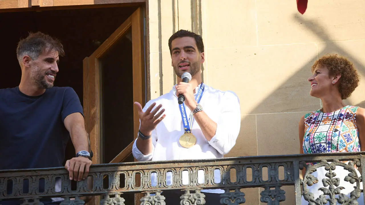 El jugador navarro campe&oacute;n del Mundial de F&uacute;tbol, Mikel Merino, y el psic&oacute;logo deportivo de la selecci&oacute;n espa&ntilde;ola, Javier L&oacute;pez Vallejo, han sido recibidos en el Palacio de Navarra por la Presidenta foral, Mar&iacute;a Chivite, tras lo cual han salido al balc&oacute;n a saludar a la afici&oacute;n navarra. I&Ntilde;IGO ALZUGARAY