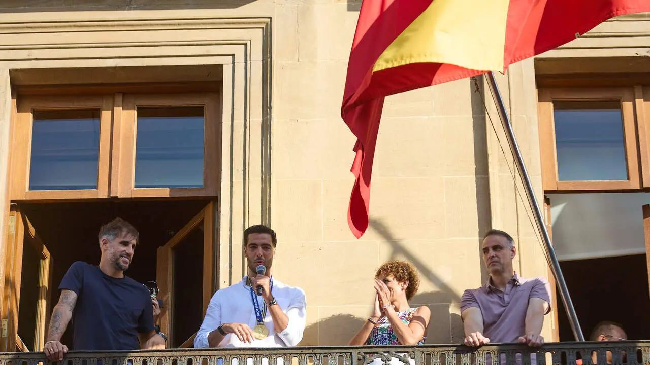El jugador navarro campe&oacute;n del Mundial de F&uacute;tbol, Mikel Merino, y el psic&oacute;logo deportivo de la selecci&oacute;n espa&ntilde;ola, Javier L&oacute;pez Vallejo, han sido recibidos en el Palacio de Navarra por la Presidenta foral, Mar&iacute;a Chivite, tras lo cual han salido al balc&oacute;n a saludar a la afici&oacute;n navarra. I&Ntilde;IGO ALZUGARAY