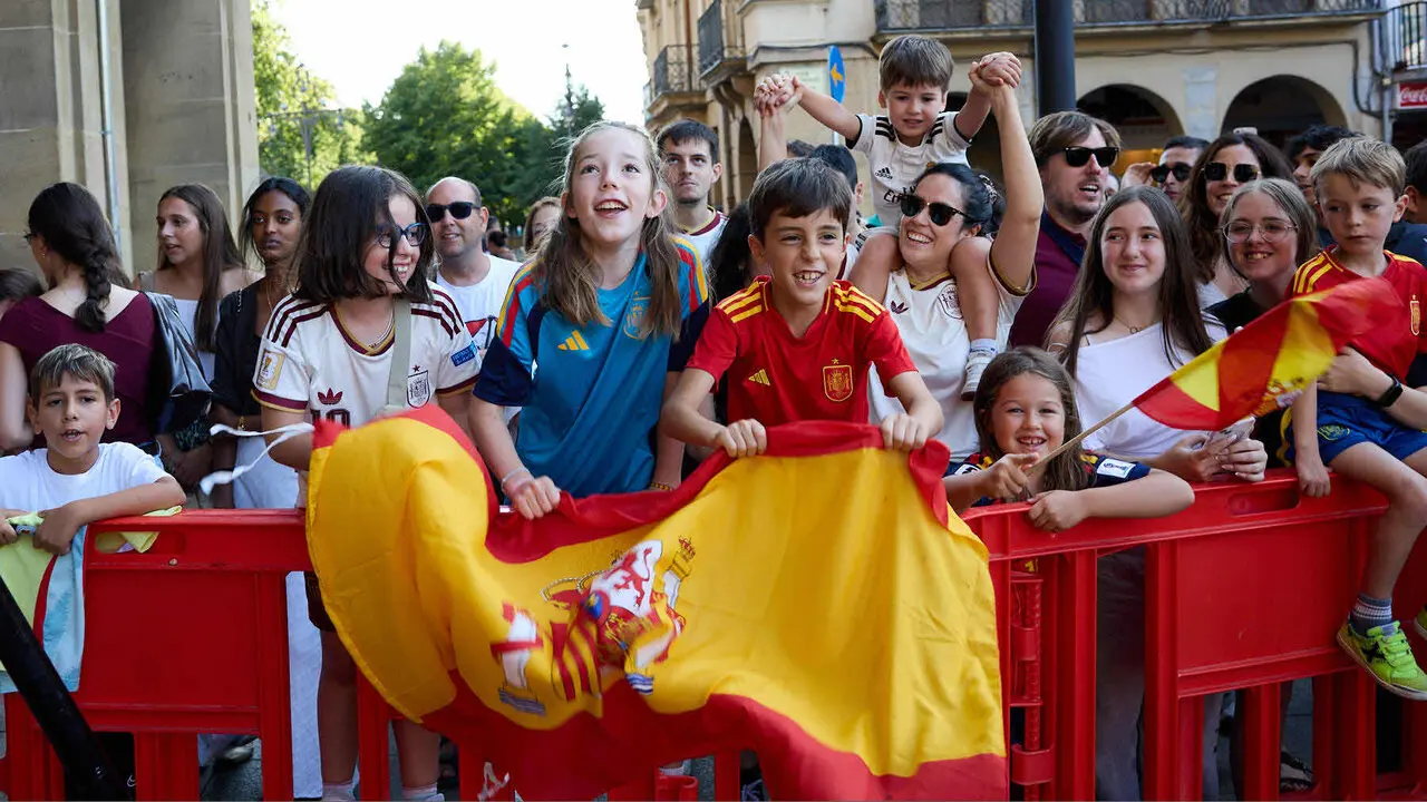 El jugador navarro campe&oacute;n del Mundial de F&uacute;tbol, Mikel Merino, y el psic&oacute;logo deportivo de la selecci&oacute;n espa&ntilde;ola, Javier L&oacute;pez Vallejo, han sido recibidos en el Palacio de Navarra por la Presidenta foral, Mar&iacute;a Chivite, tras lo cual han salido al balc&oacute;n a saludar a la afici&oacute;n navarra. I&Ntilde;IGO ALZUGARAY