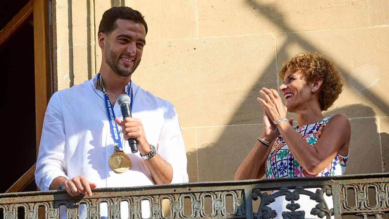 El jugador navarro campe&oacute;n del Mundial de F&uacute;tbol, Mikel Merino, y el psic&oacute;logo deportivo de la selecci&oacute;n espa&ntilde;ola, Javier L&oacute;pez Vallejo, han sido recibidos en el Palacio de Navarra por la Presidenta foral, Mar&iacute;a Chivite, tras lo cual han salido al balc&oacute;n a saludar a la afici&oacute;n navarra. I&Ntilde;IGO ALZUGARAY