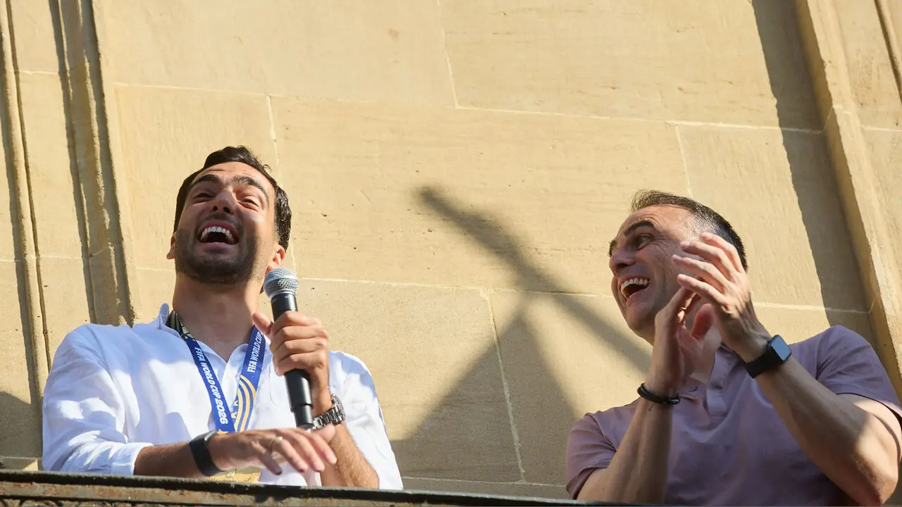 El jugador navarro campe&oacute;n del Mundial de F&uacute;tbol, Mikel Merino, y el psic&oacute;logo deportivo de la selecci&oacute;n espa&ntilde;ola, Javier L&oacute;pez Vallejo, han sido recibidos en el Palacio de Navarra por la Presidenta foral, Mar&iacute;a Chivite, tras lo cual han salido al balc&oacute;n a saludar a la afici&oacute;n navarra. I&Ntilde;IGO ALZUGARAY