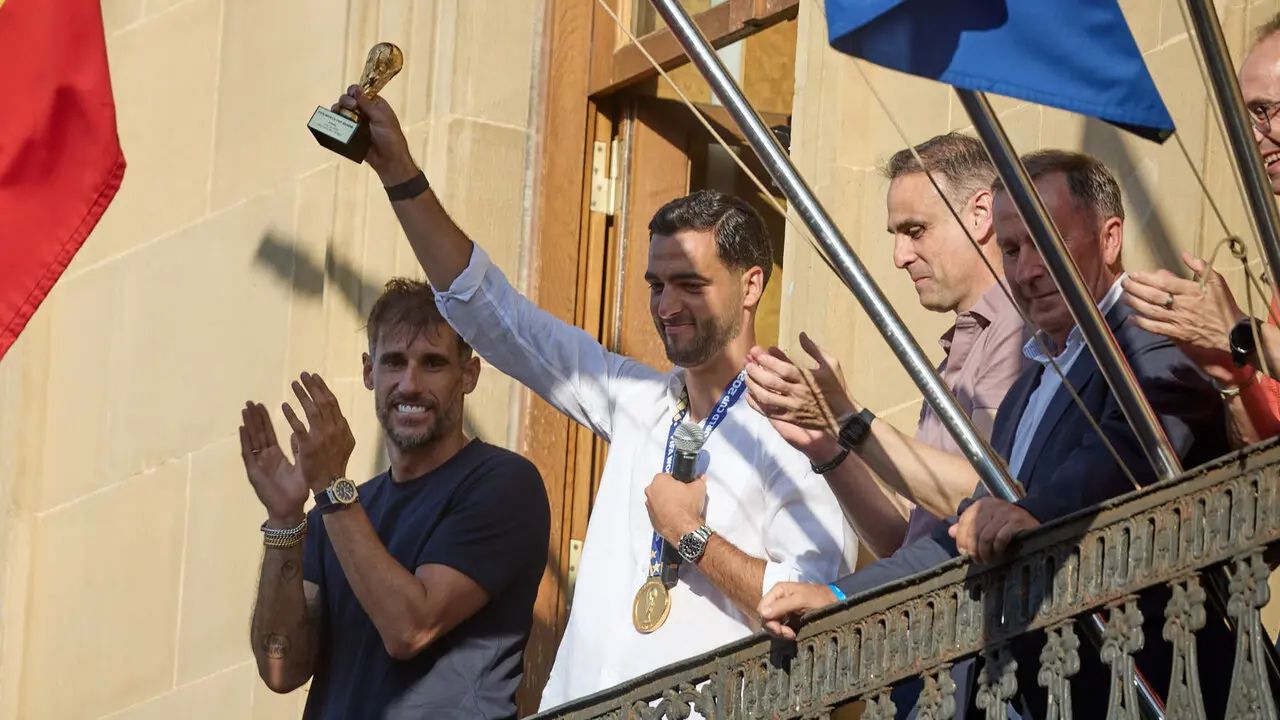 El jugador navarro campe&oacute;n del Mundial de F&uacute;tbol, Mikel Merino, y el psic&oacute;logo deportivo de la selecci&oacute;n espa&ntilde;ola, Javier L&oacute;pez Vallejo, han sido recibidos en el Palacio de Navarra por la Presidenta foral, Mar&iacute;a Chivite, tras lo cual han salido al balc&oacute;n a saludar a la afici&oacute;n navarra. I&Ntilde;IGO ALZUGARAY
