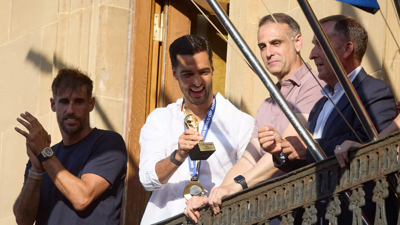 El jugador navarro campe&oacute;n del Mundial de F&uacute;tbol, Mikel Merino, y el psic&oacute;logo deportivo de la selecci&oacute;n espa&ntilde;ola, Javier L&oacute;pez Vallejo, han sido recibidos en el Palacio de Navarra por la Presidenta foral, Mar&iacute;a Chivite, tras lo cual han salido al balc&oacute;n a saludar a la afici&oacute;n navarra. I&Ntilde;IGO ALZUGARAY
