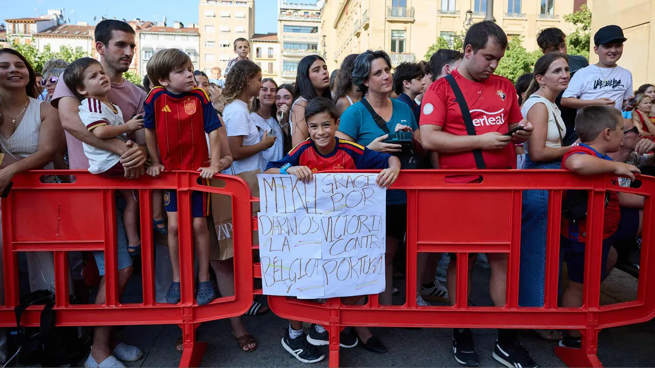 El jugador navarro campe&oacute;n del Mundial de F&uacute;tbol, Mikel Merino, y el psic&oacute;logo deportivo de la selecci&oacute;n espa&ntilde;ola, Javier L&oacute;pez Vallejo, han sido recibidos en el Palacio de Navarra por la Presidenta foral, Mar&iacute;a Chivite, tras lo cual han salido al balc&oacute;n a saludar a la afici&oacute;n navarra. I&Ntilde;IGO ALZUGARAY