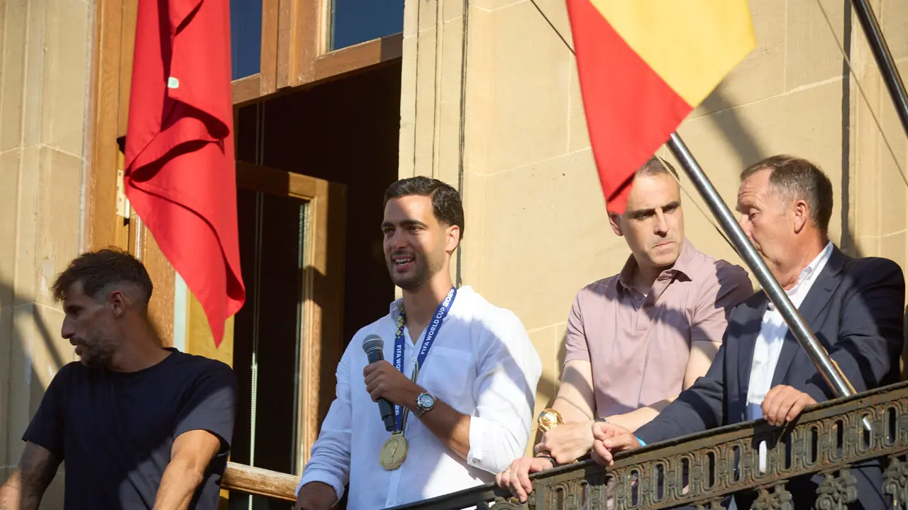 El jugador navarro campe&oacute;n del Mundial de F&uacute;tbol, Mikel Merino, y el psic&oacute;logo deportivo de la selecci&oacute;n espa&ntilde;ola, Javier L&oacute;pez Vallejo, han sido recibidos en el Palacio de Navarra por la Presidenta foral, Mar&iacute;a Chivite, tras lo cual han salido al balc&oacute;n a saludar a la afici&oacute;n navarra. I&Ntilde;IGO ALZUGARAY