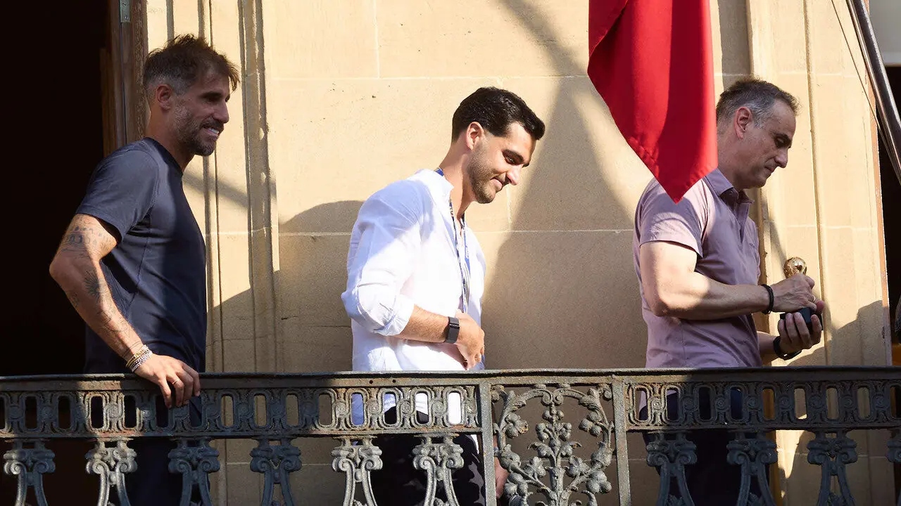 El jugador navarro campe&oacute;n del Mundial de F&uacute;tbol, Mikel Merino, y el psic&oacute;logo deportivo de la selecci&oacute;n espa&ntilde;ola, Javier L&oacute;pez Vallejo, han sido recibidos en el Palacio de Navarra por la Presidenta foral, Mar&iacute;a Chivite, tras lo cual han salido al balc&oacute;n a saludar a la afici&oacute;n navarra. I&Ntilde;IGO ALZUGARAY