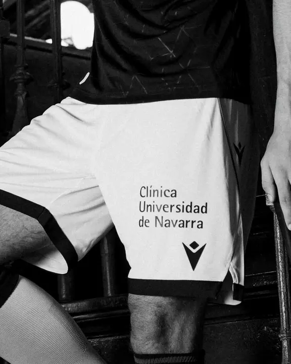El Club Atl&eacute;tico Osasuna ha presentado su tercera equipaci&oacute;n para la temporada 2026/27, una indumentaria concebida como un homenaje a la fundaci&oacute;n del club y al lugar en el que esta tuvo lugar: el desaparecido Caf&eacute; Kutz