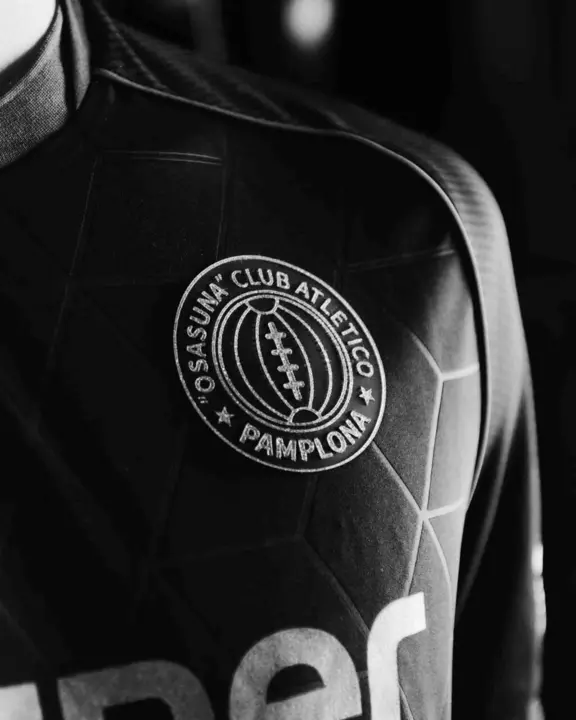 El Club Atl&eacute;tico Osasuna ha presentado su tercera equipaci&oacute;n para la temporada 2026/27, una indumentaria concebida como un homenaje a la fundaci&oacute;n del club y al lugar en el que esta tuvo lugar: el desaparecido Caf&eacute; Kutz