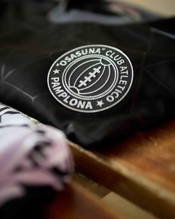 El Club Atl&eacute;tico Osasuna ha presentado su tercera equipaci&oacute;n para la temporada 2026/27, una indumentaria concebida como un homenaje a la fundaci&oacute;n del club y al lugar en el que esta tuvo lugar: el desaparecido Caf&eacute; Kutz