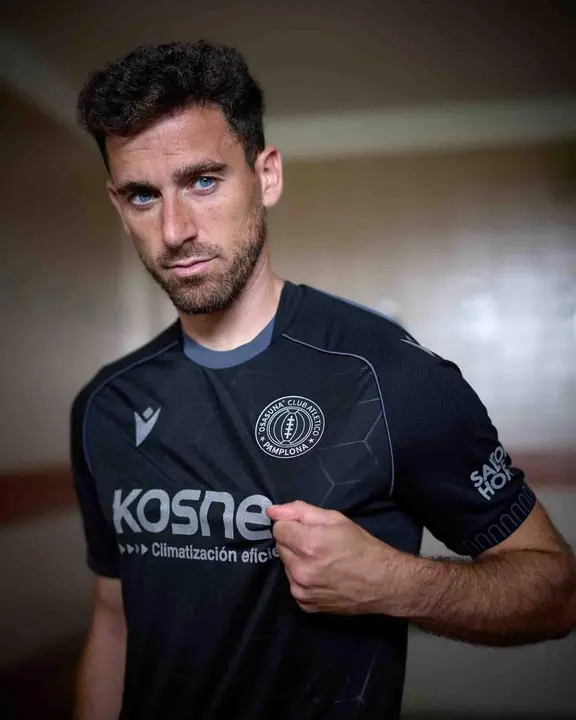 El Club Atl&eacute;tico Osasuna ha presentado su tercera equipaci&oacute;n para la temporada 2026/27, una indumentaria concebida como un homenaje a la fundaci&oacute;n del club y al lugar en el que esta tuvo lugar: el desaparecido Caf&eacute; Kutz