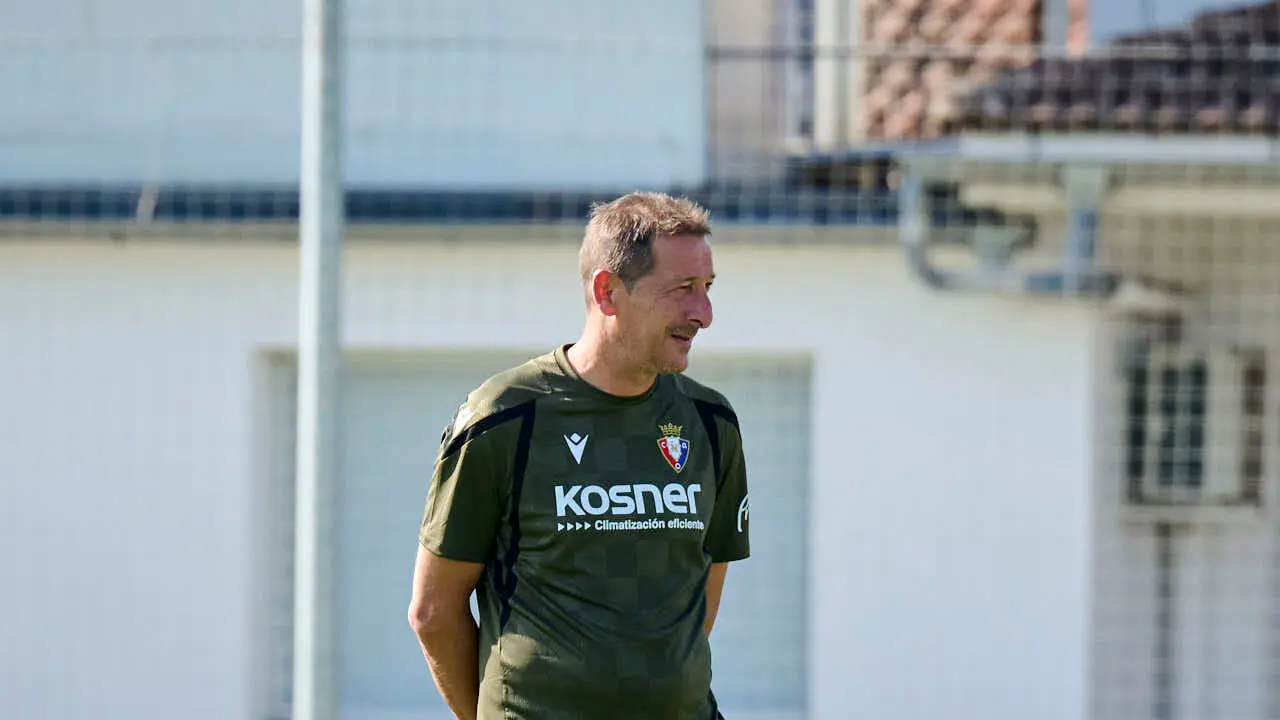 Juan Miguel Ramis, entrenador de Osasuna, durante la pretemporada de 2026. PABLO LASAOSA