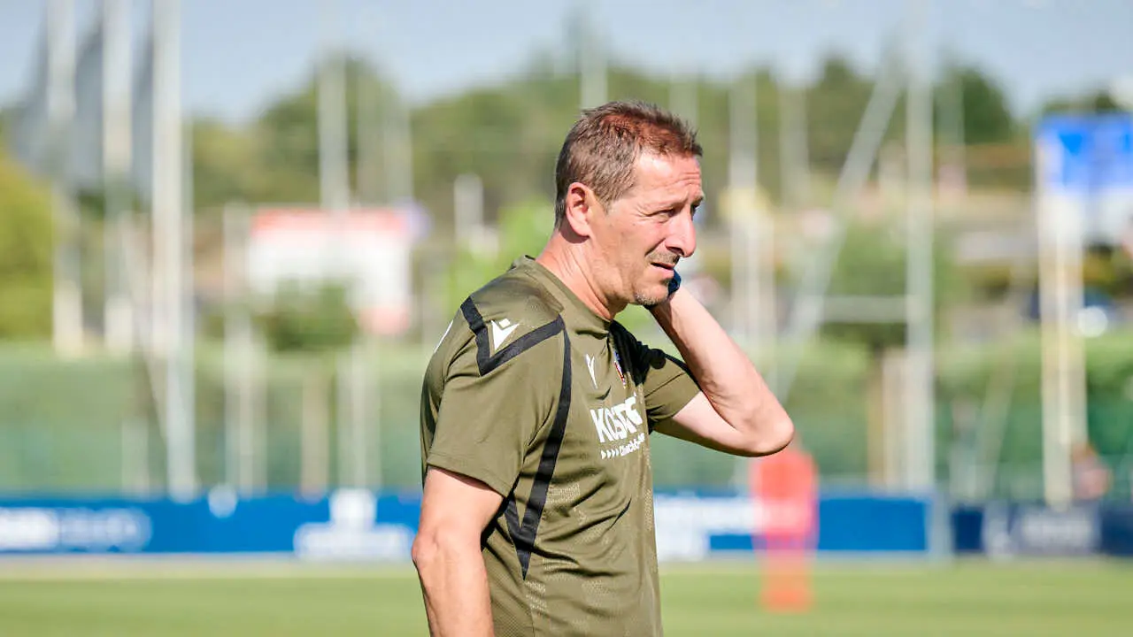 Juan Miguel Ramis, entrenador de Osasuna, durante la pretemporada de 2026. PABLO LASAOSA
