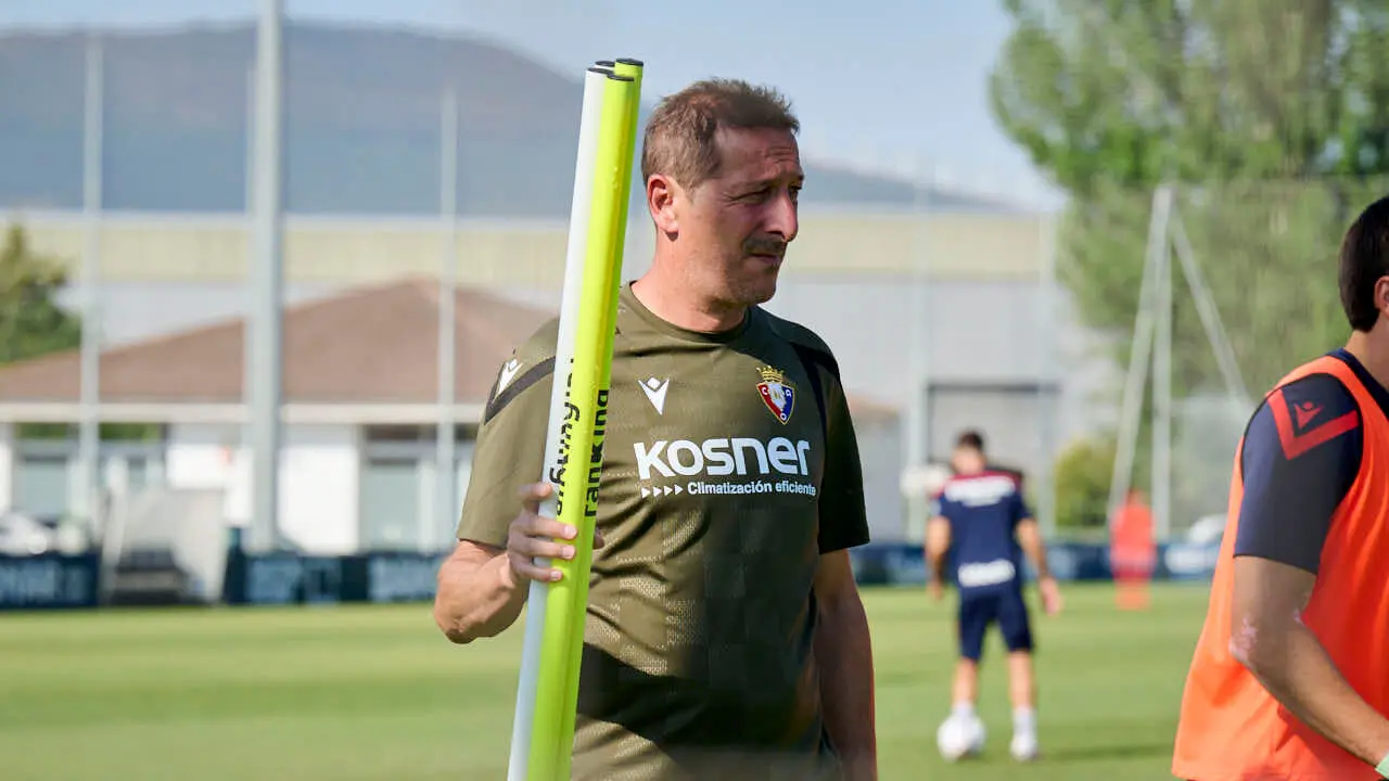 Juan Miguel Ramis, entrenador de Osasuna, durante la pretemporada de 2026. PABLO LASAOSA