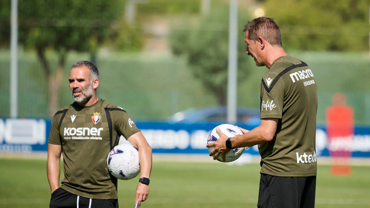 Juan Miguel Ramis, entrenador de Osasuna, durante la pretemporada de 2026. PABLO LASAOSA