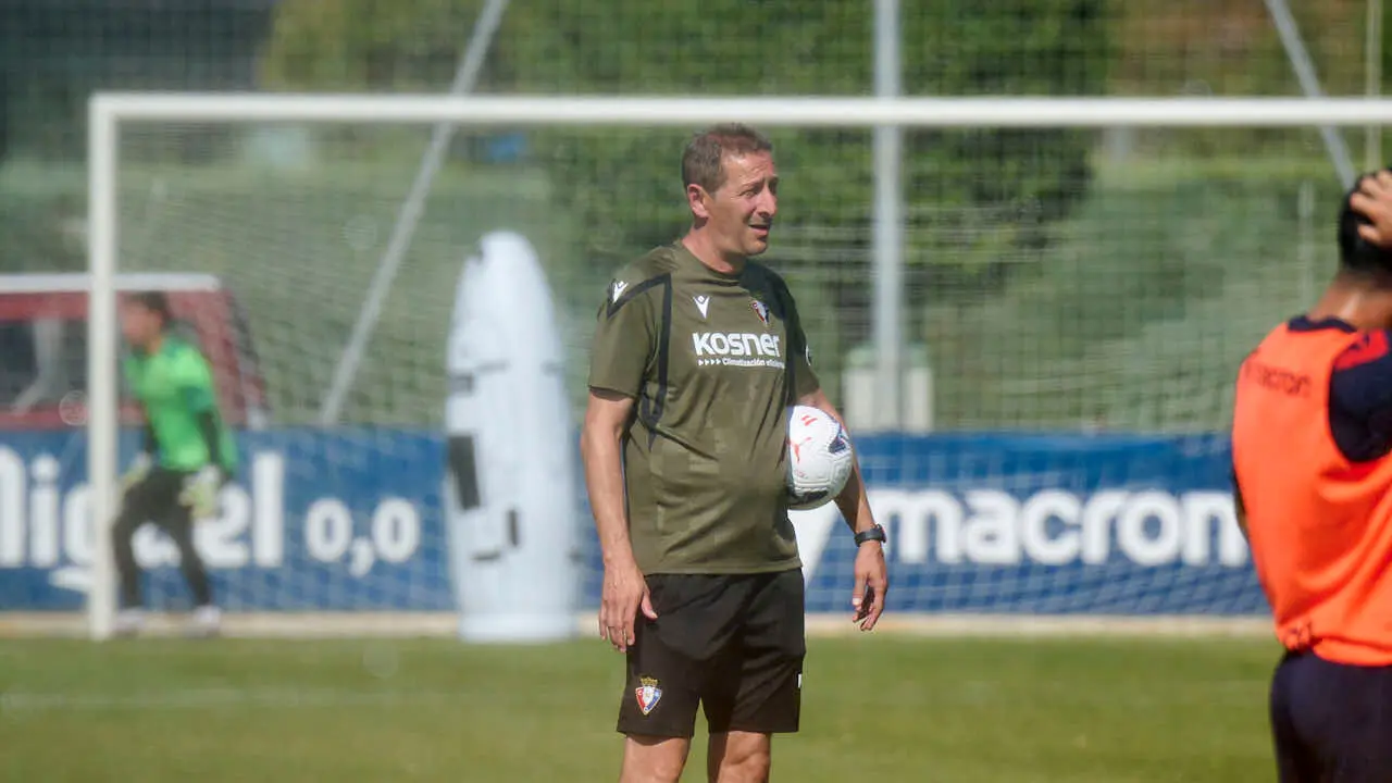 Juan Miguel Ramis, entrenador de Osasuna, durante la pretemporada de 2026. PABLO LASAOSA