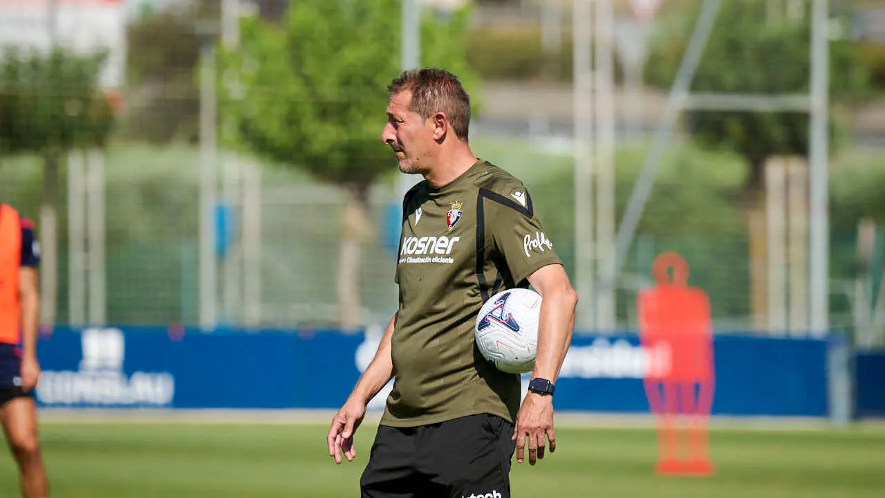 Juan Miguel Ramis, entrenador de Osasuna, durante la pretemporada de 2026. PABLO LASAOSA