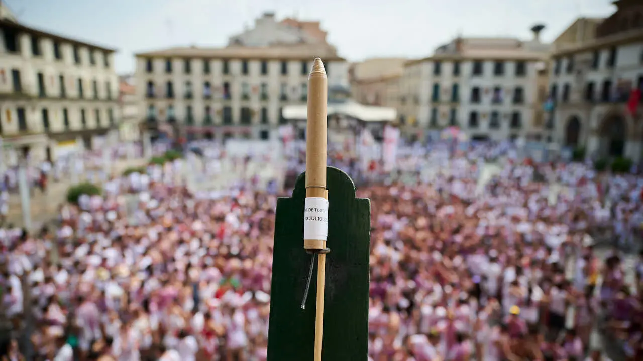 Cohete anunciador de las fiestas de Tudela 2026 en honor a Santa Ana. PABLO LASAOSA