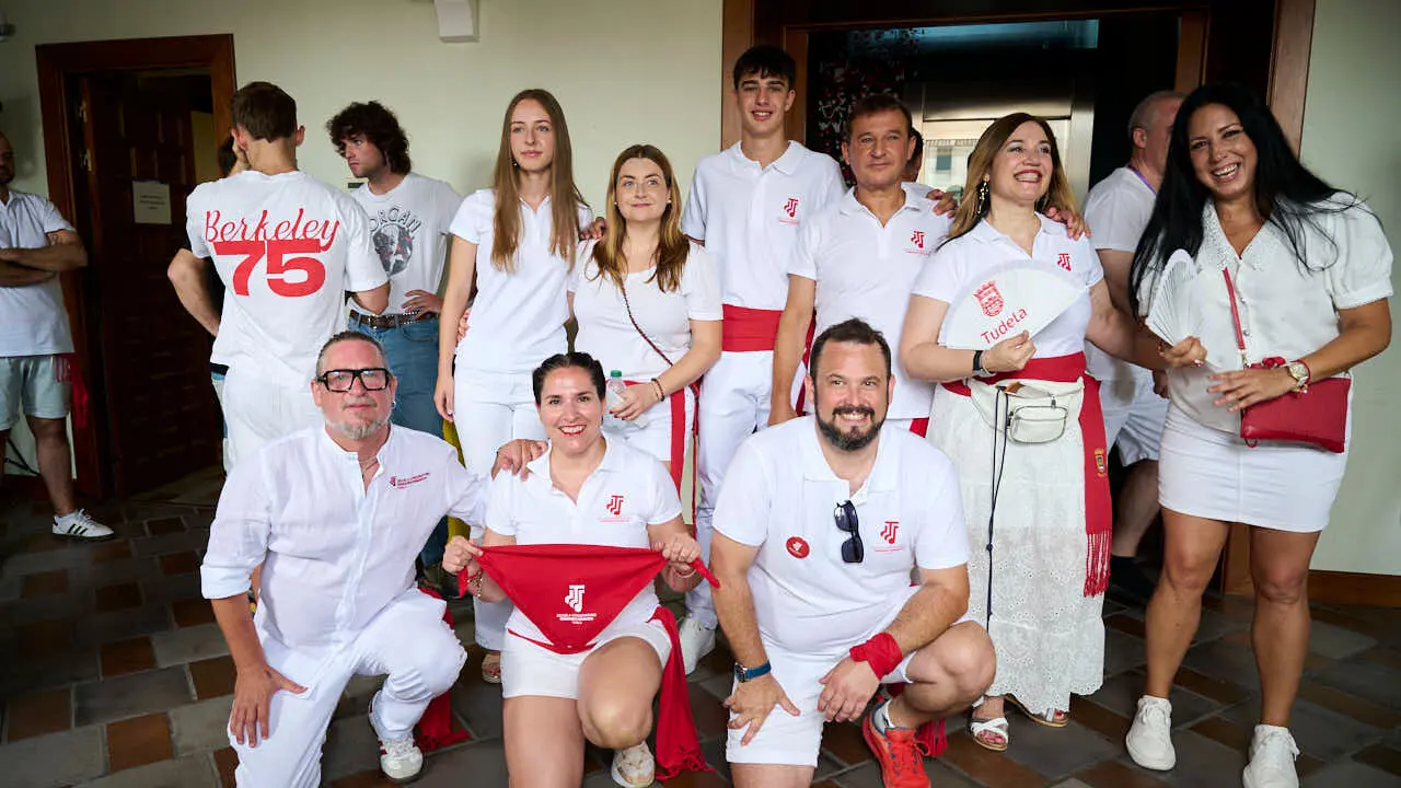 Cohete anunciador de las fiestas de Tudela 2026 en honor a Santa Ana. PABLO LASAOSA