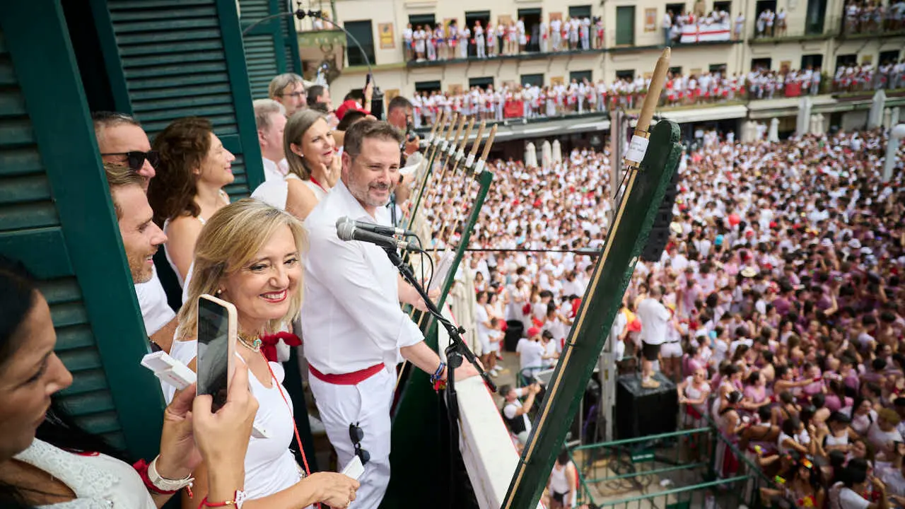 Cohete anunciador de las fiestas de Tudela 2026 en honor a Santa Ana. PABLO LASAOSA