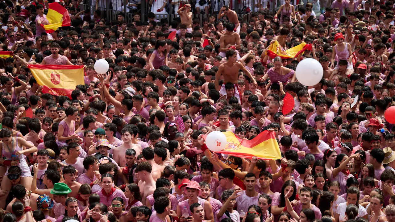 Cohete anunciador de las fiestas de Tudela 2026 en honor a Santa Ana. PABLO LASAOSA