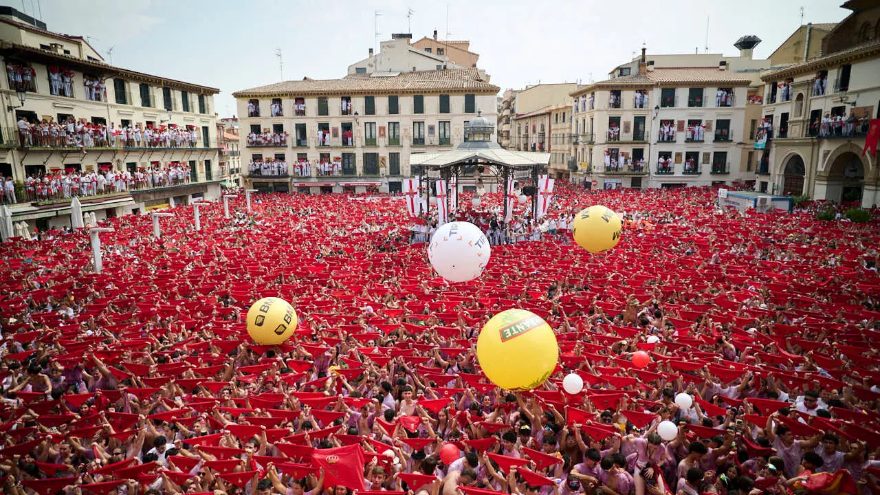 Cohete anunciador de las fiestas de Tudela 2026 en honor a Santa Ana. PABLO LASAOSA
