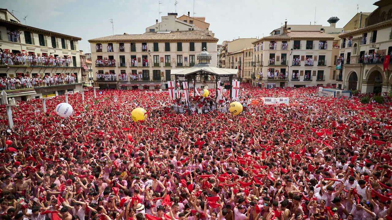 Cohete anunciador de las fiestas de Tudela 2026 en honor a Santa Ana. PABLO LASAOSA
