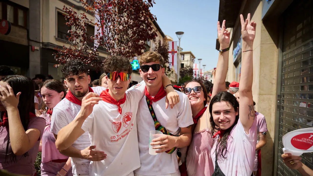 Cohete anunciador de las fiestas de Tudela 2026 en honor a Santa Ana. PABLO LASAOSA