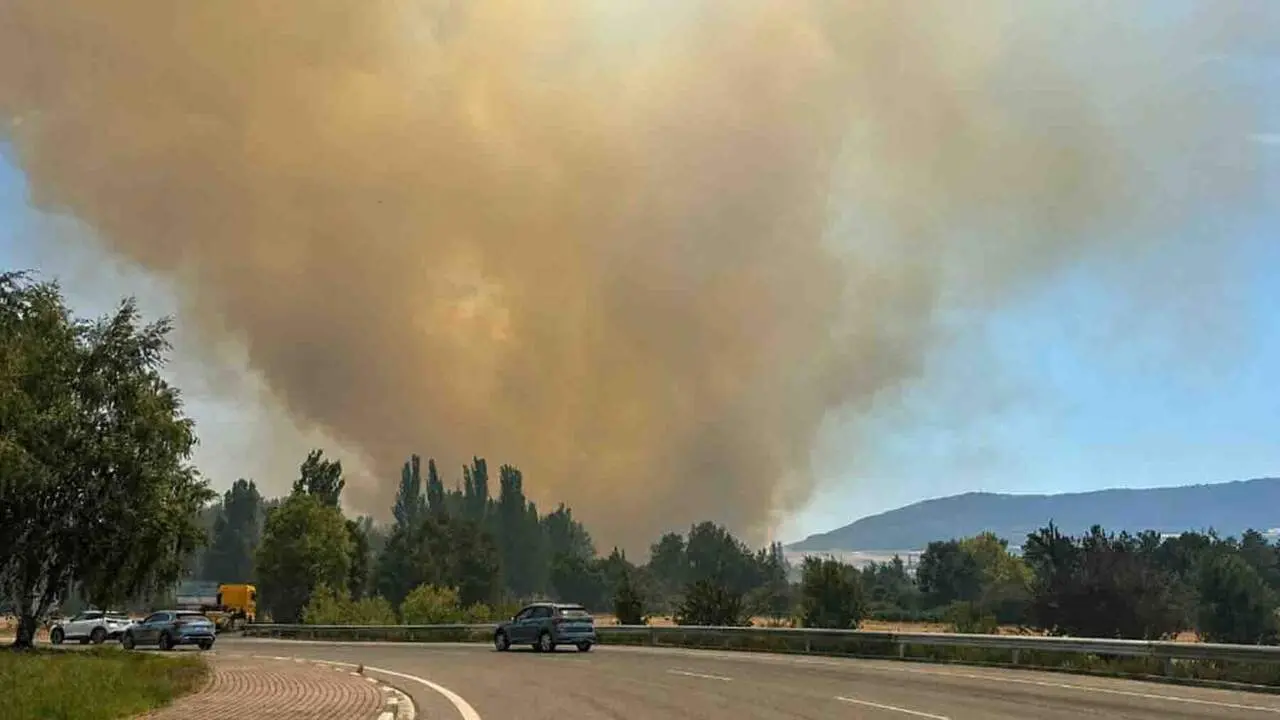 Incendio en Salinas de Pamplona: una gran columna de humo se ve desde toda la comarca.