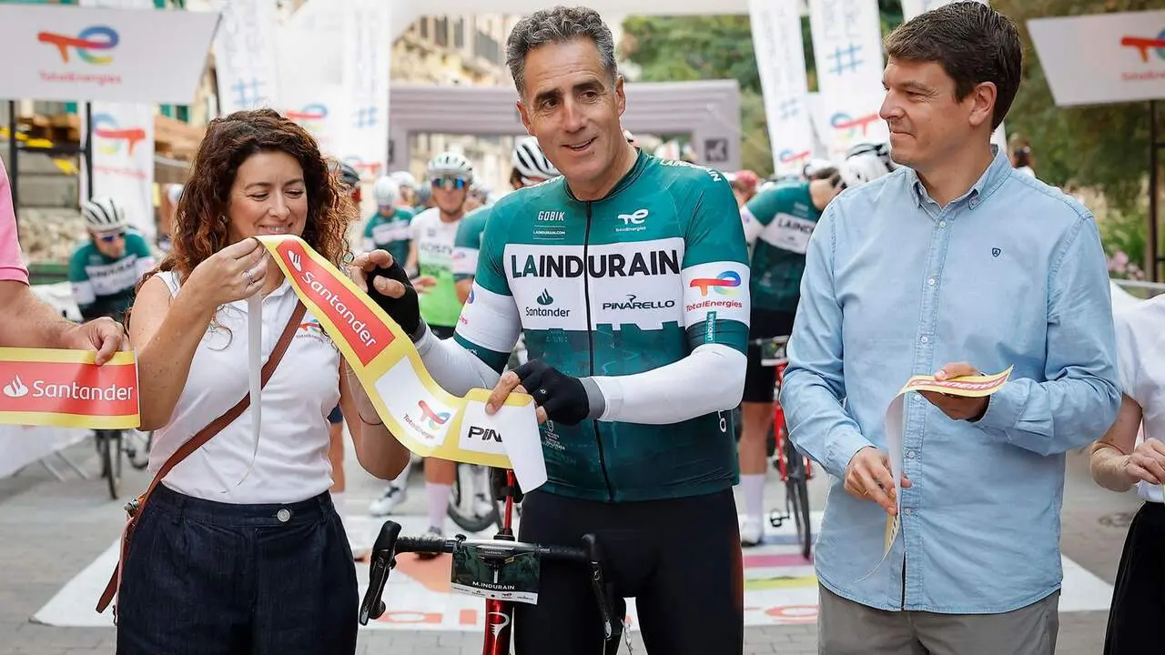 La trig&eacute;simo quinta edici&oacute;n de la marcha cicloturista 'La Indurain' ha tomado este s&aacute;bado la salida en Villava, localidad natal del pentacampe&oacute;n del Tour Miguel Indurain (c), con la participaci&oacute;n de m&aacute;s de 2.000 corredores. EFE