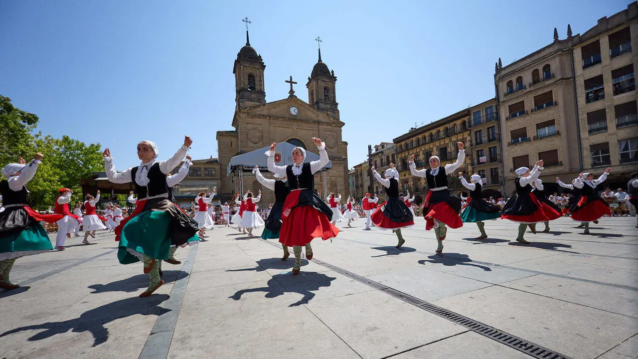Chupinazo e inicio de las Fiestas de Estella 2026. I&Ntilde;IGO ALZUGARAY