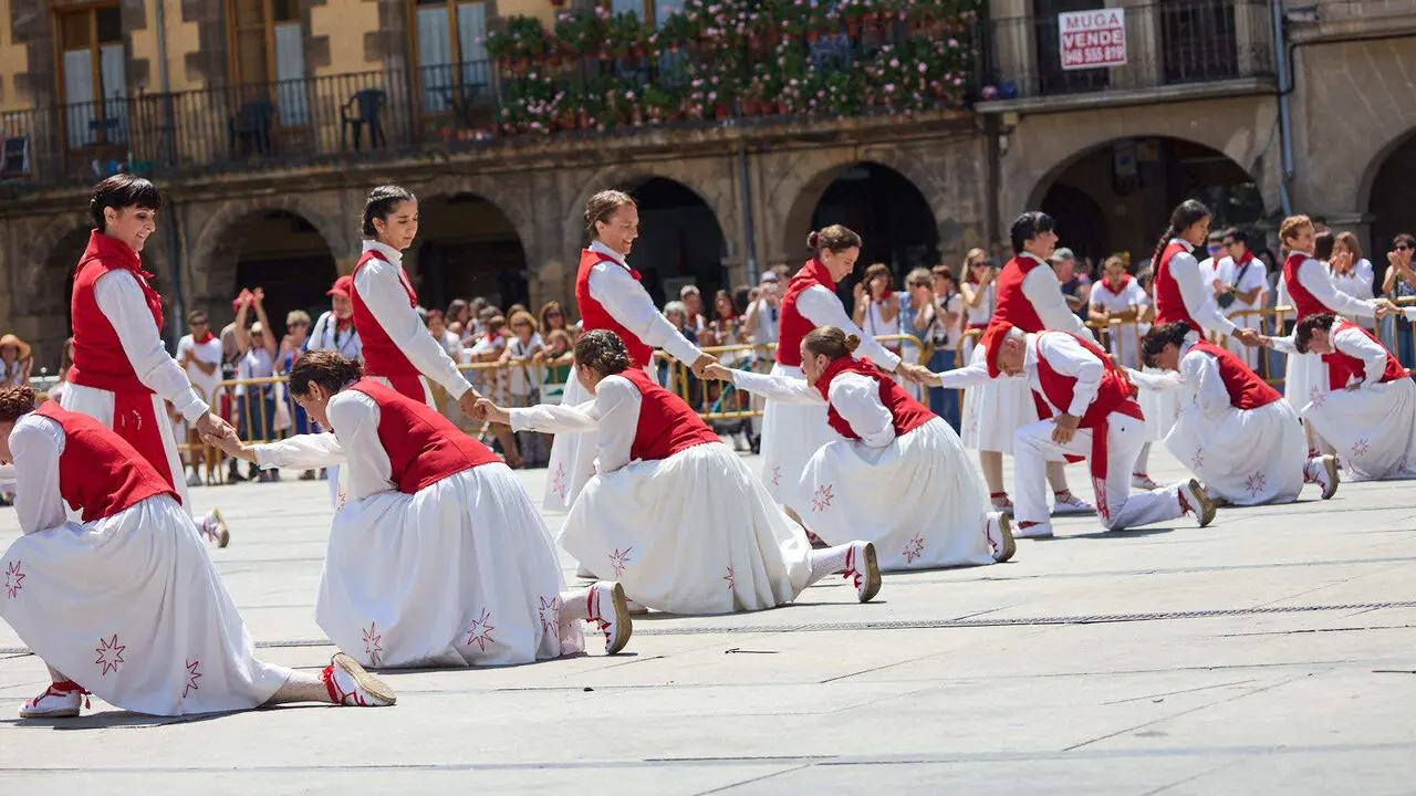 Chupinazo e inicio de las Fiestas de Estella 2026. I&Ntilde;IGO ALZUGARAY