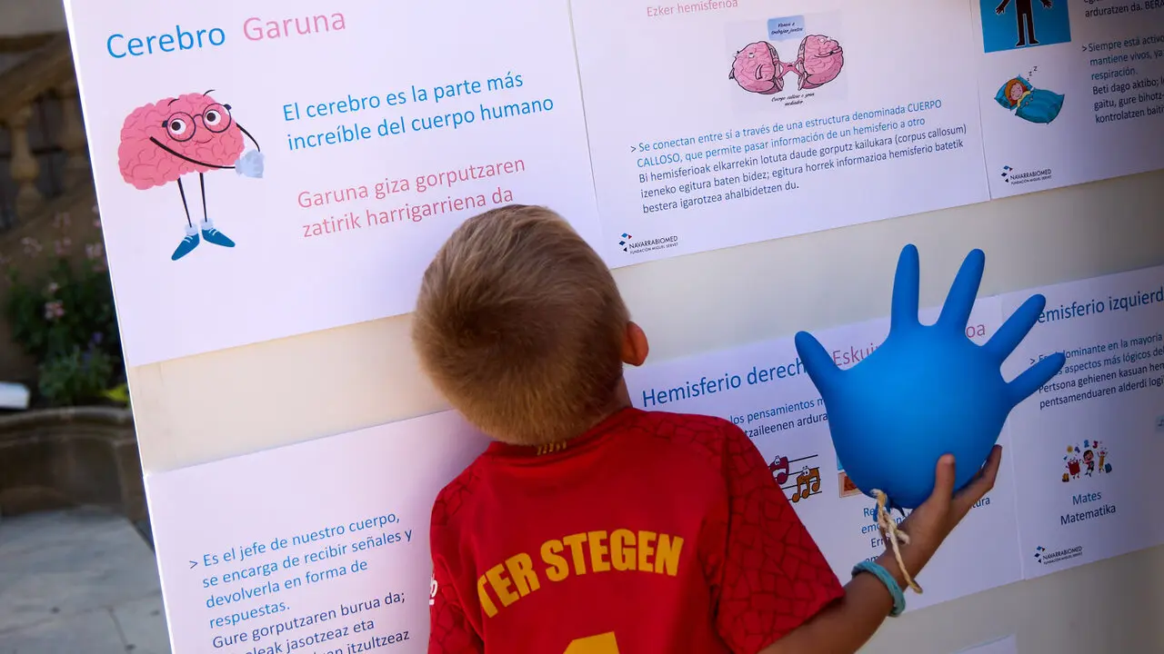 El Comit&eacute; de Personal de Navarrabiomed - Fundaci&oacute;n Miguel Servet realiza una acci&oacute;n p&uacute;blica para dar a conocer cu&aacute;l es su trabajo (investigaci&oacute;n cient&iacute;fica) y para reivindicar un convenio de trabajo propio. I&Ntilde;IGO ALZUGARAY